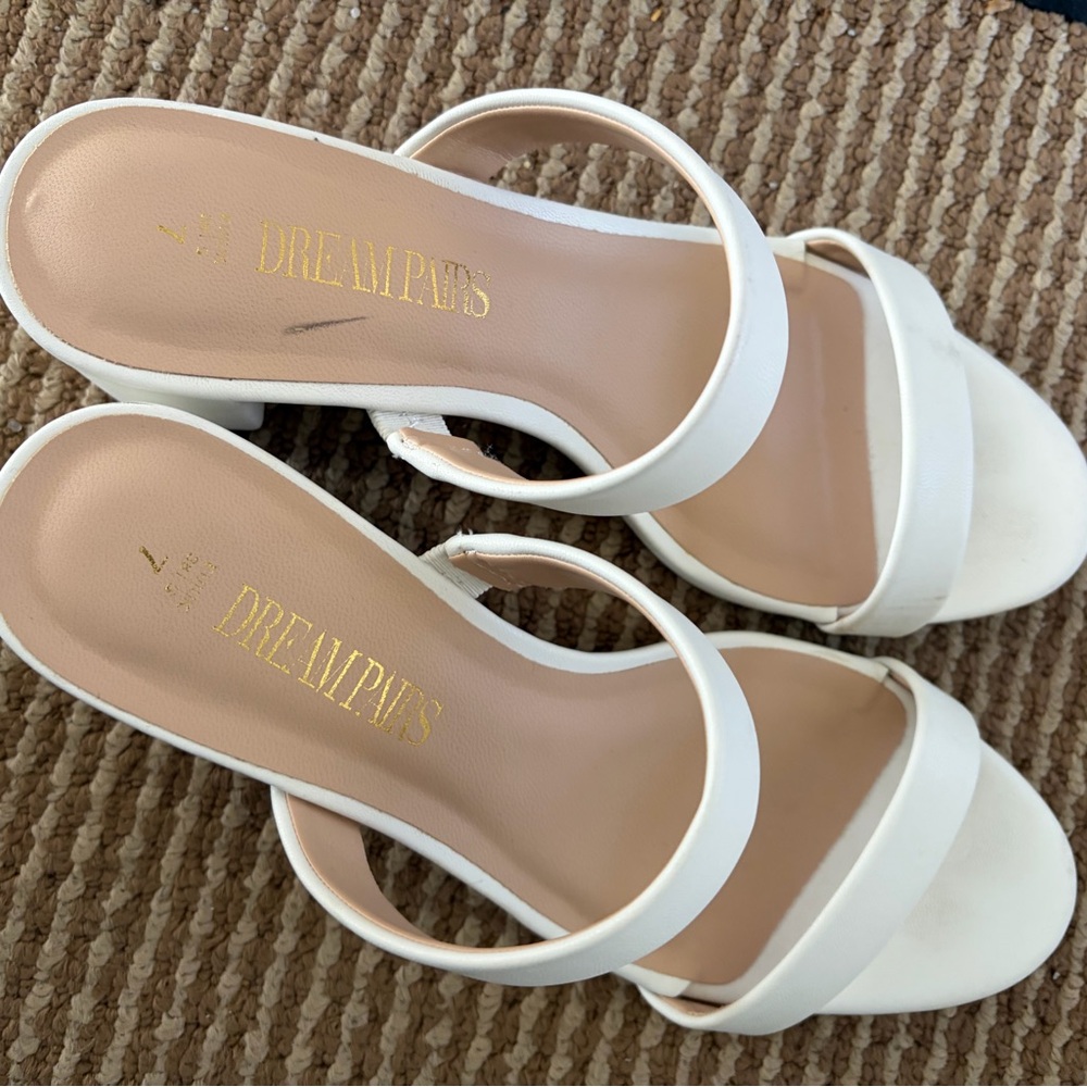 White dress shoe, size 7